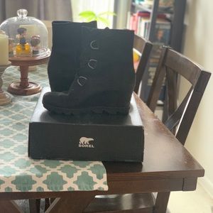 Black sorel wedge boots